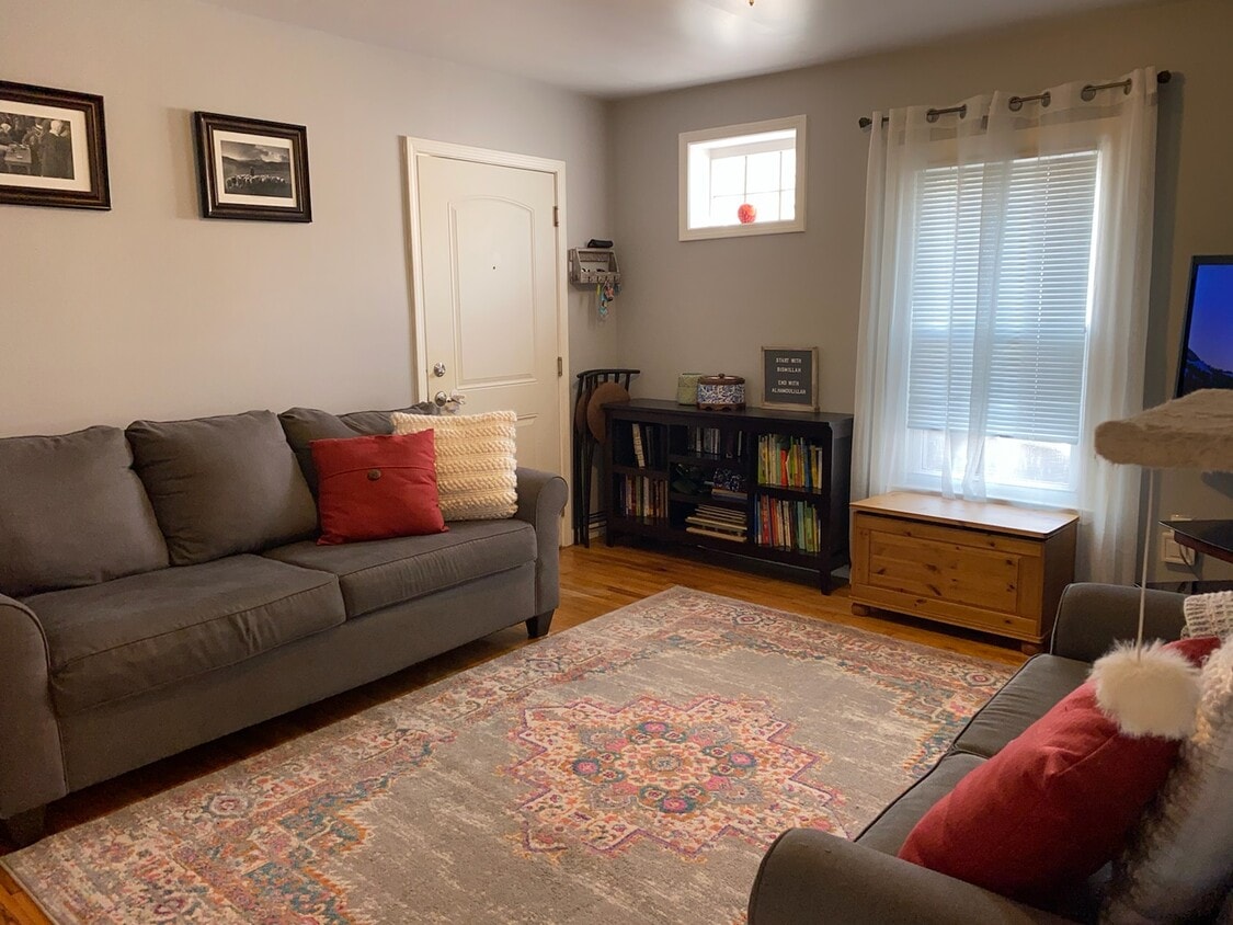 living/family room - 1806 Cliff St