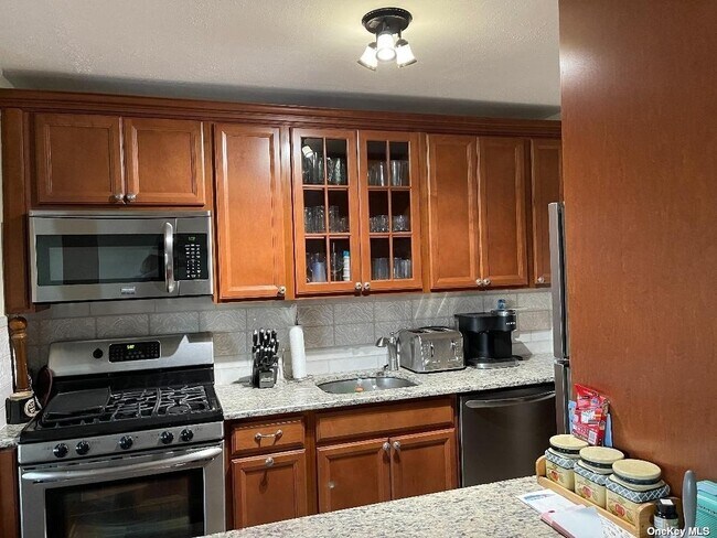 Foto del edificio - 666 Shore Rd