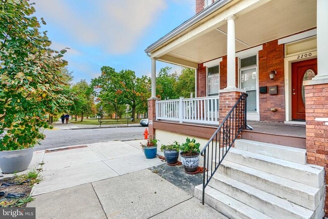 Building Photo - 2200 Brookfield Ave