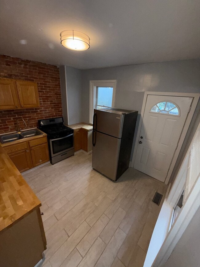 kitchen - 803 N DuPont St