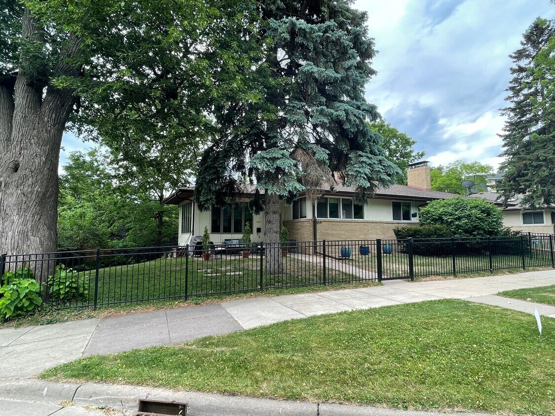 Primary Photo - 1805-1807 Kenwood Pkwy