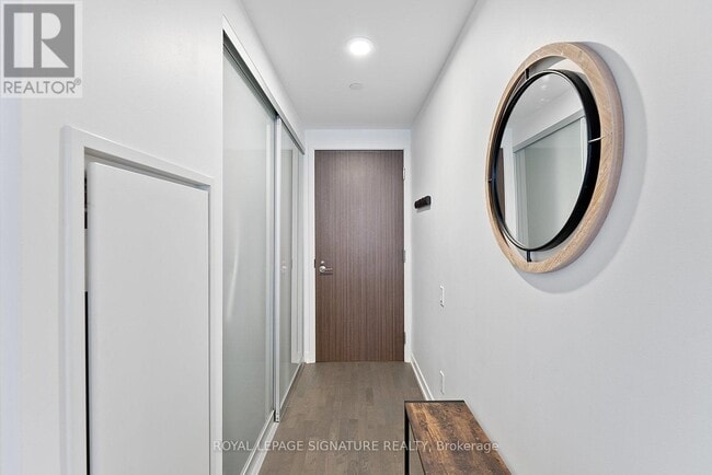 Building Photo - 461 Adelaide St W