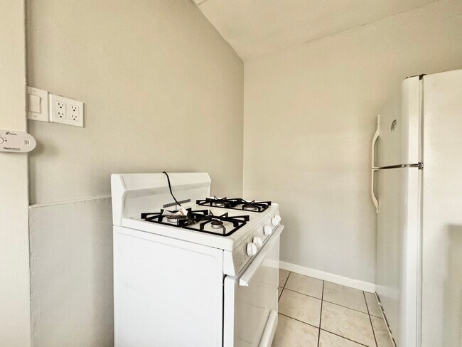 Building Photo - 323 Hermosa Ave