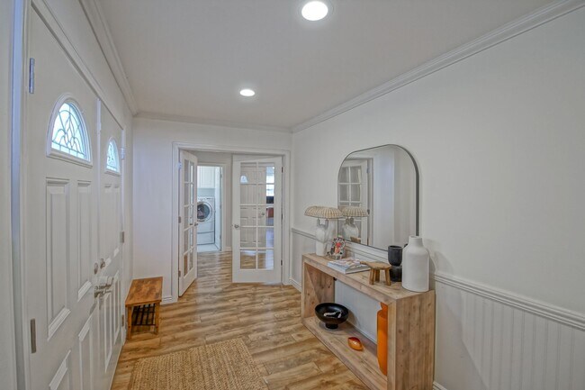 Foto del edificio - BEAUTIFULLY REMODELED, HIGH-END REDONDO HILLS HOME W/ AMAZING GREAT ROOM LIVING SPACE, 2 BALCONIE...