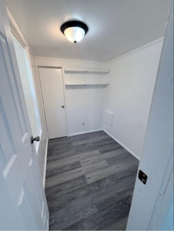 Foto del edificio - 215 Weeks Rd