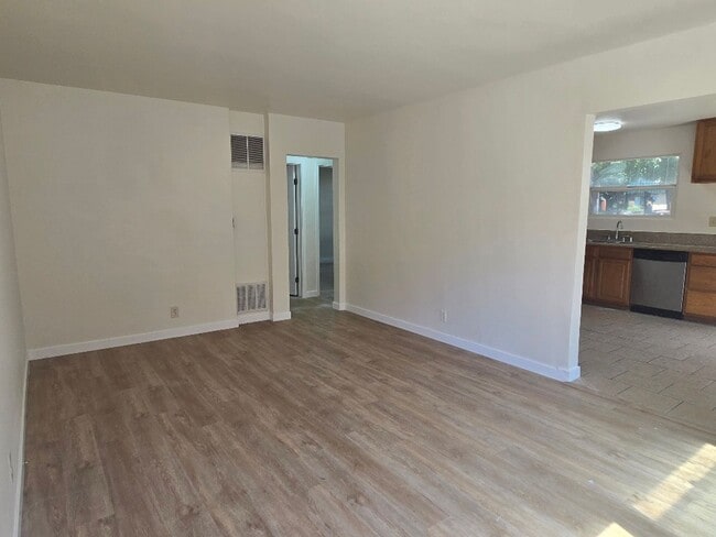 Building Photo - Large 2-bedroom 1 bath unit in Van Nuys