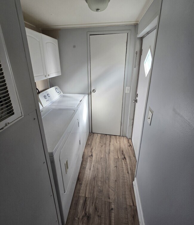 Foto del edificio - 8827 Deerwood Dr