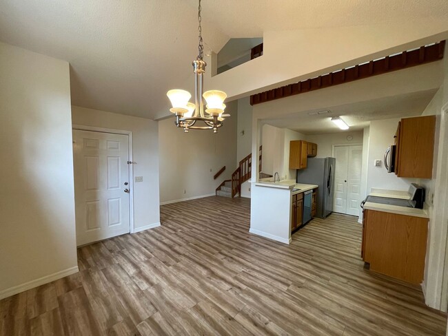 Building Photo - 2 FULL SUITES W/2 FULL BATHS, 2nd FLOOR LO...