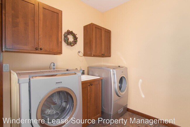 Building Photo - 5 br, 3.5 bath House - 8610 E Blue Fox Lane