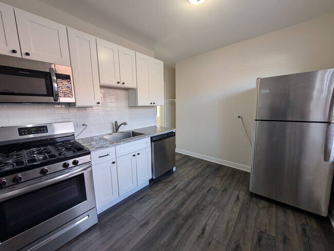 Foto del edificio - 5818 W Berteau Ave