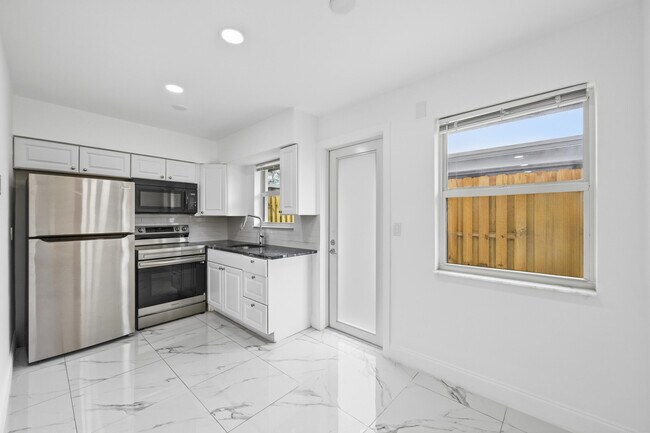 Foto del edificio - 2308 NW 3rd Ave