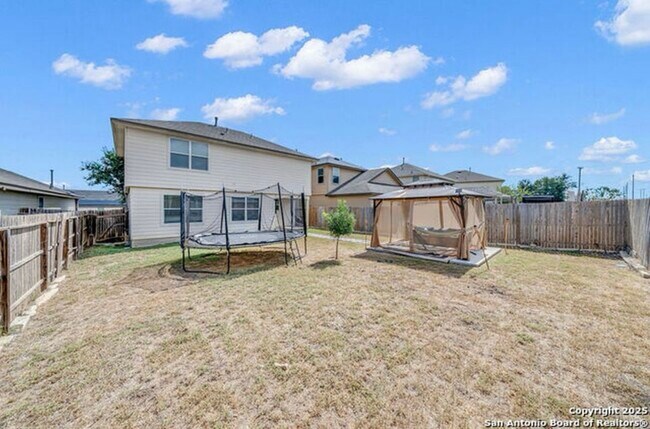 Patio interior - 335 Kildeer Crk