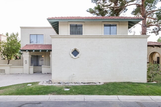 Building Photo - 221 E Kroll Dr