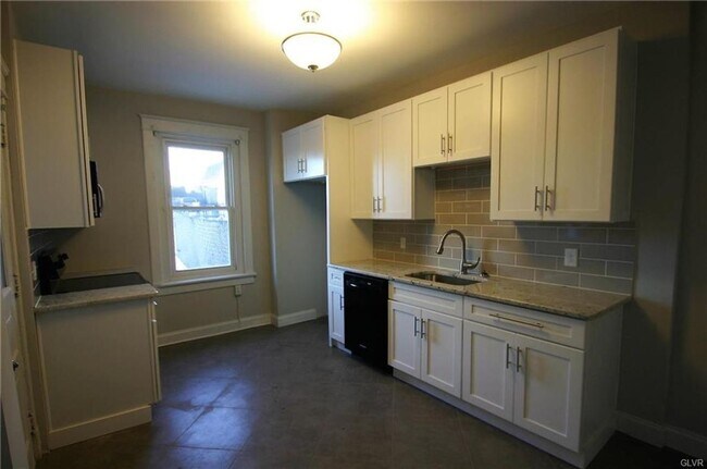 Foto del edificio - 4 Bedroom Twin Home in West Bethlehem!