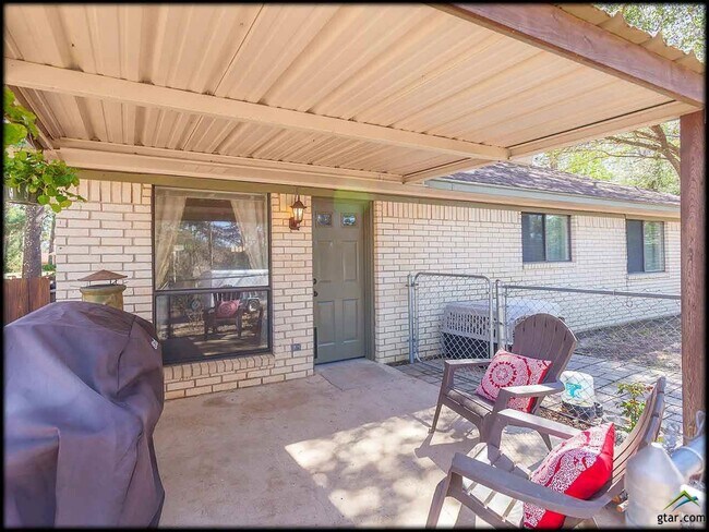 Este es un patio trasero cubierto. Se agregó una puerta nueva a la derecha; esta no es la entrada. - 16608 Echo Glen Dr