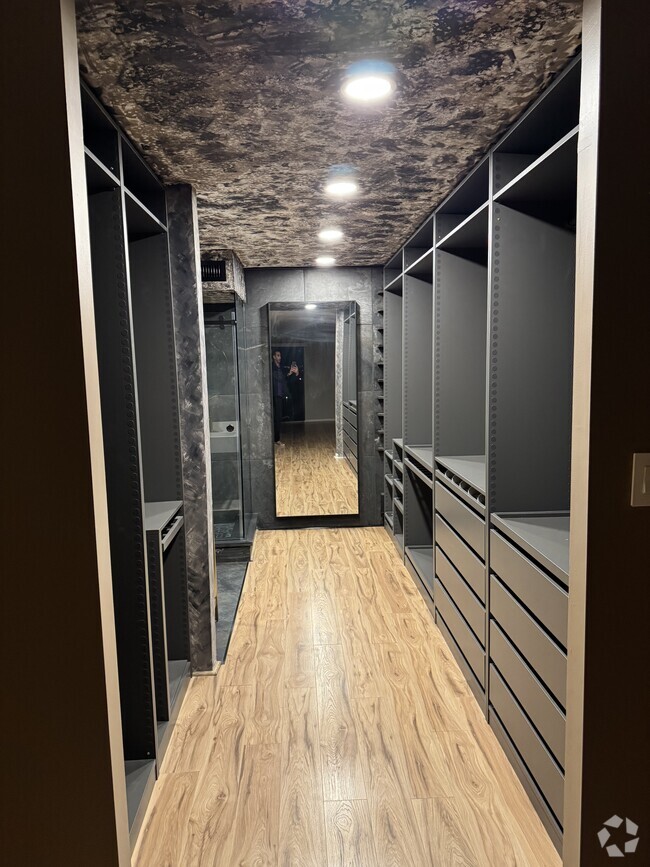 Building Photo - 21139 Valley Forge Cir