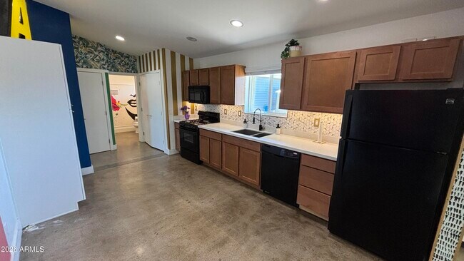 Building Photo - 706 E Whitton Ave