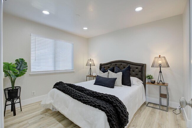 Building Photo - 104 La Contera Ct
