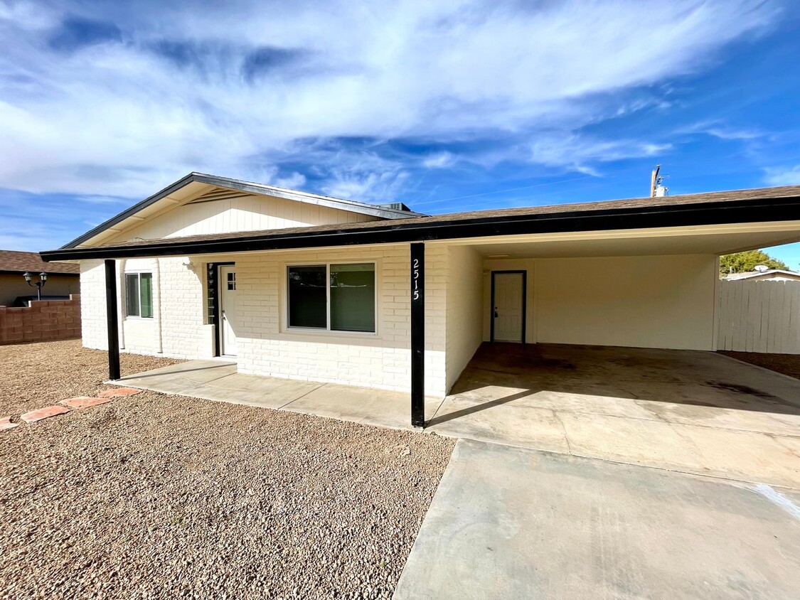 Foto principal - Beautifully Remodeled Large 3 Bedroom 2 Ba...