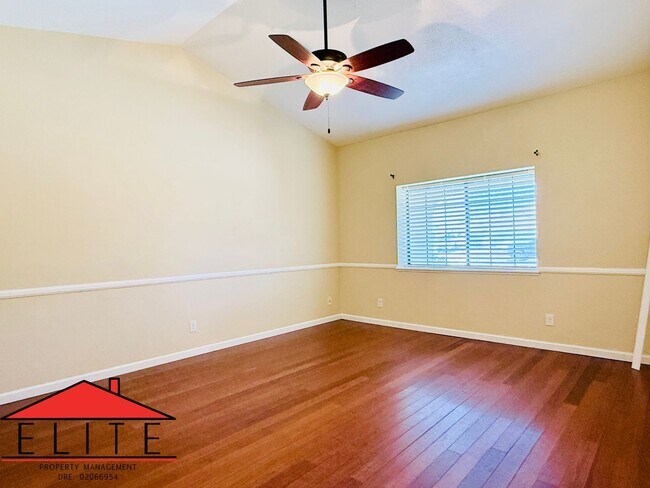 Foto del edificio - AVAILABLE NOW!!