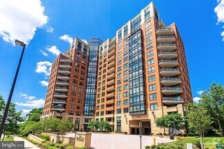 Building Photo - 1830 Fountain Dr