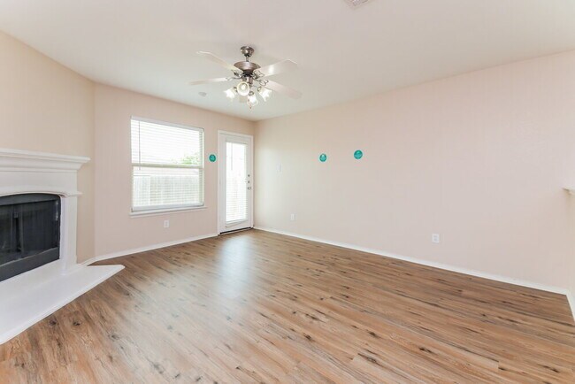 Building Photo - 2033 Club Oak Dr
