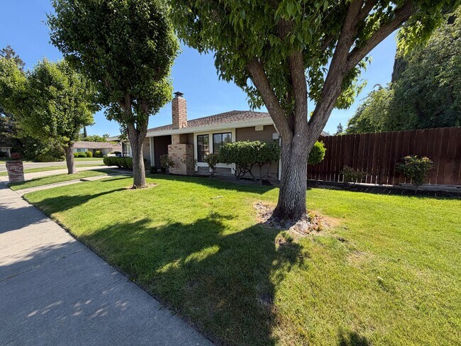 Building Photo - Well Maintained Duplex