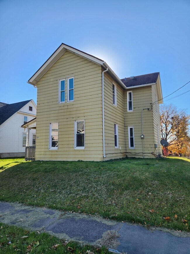 Foto del edificio - 4 bed 1 bath house