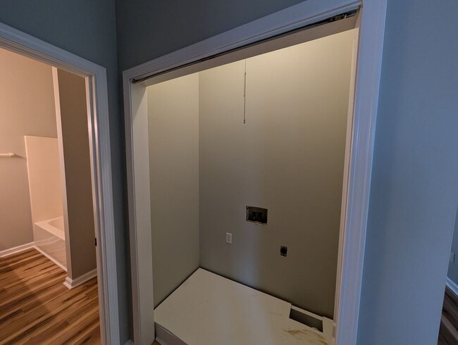 Building Photo - Remodeled! Walkable! 2 bedroom/1 bath