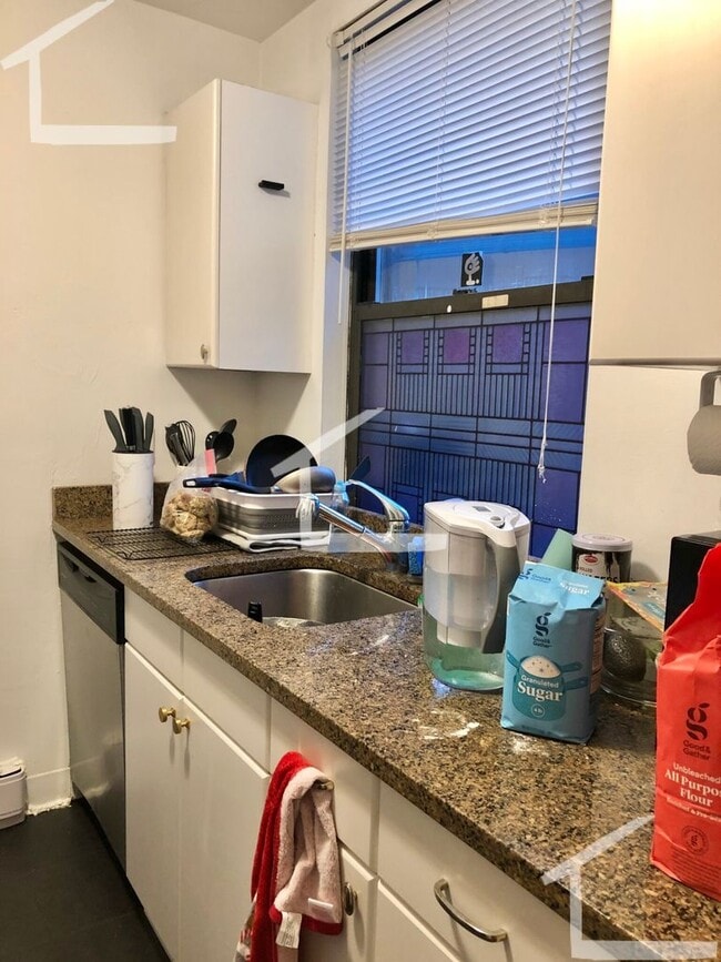 Building Photo - 9/1 Updated, spacious 3BR in South End near Northeastern/Wentworth