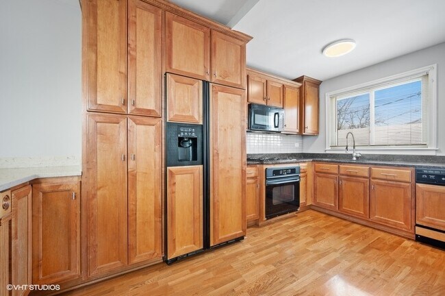Building Photo - 4348 N Kostner Ave