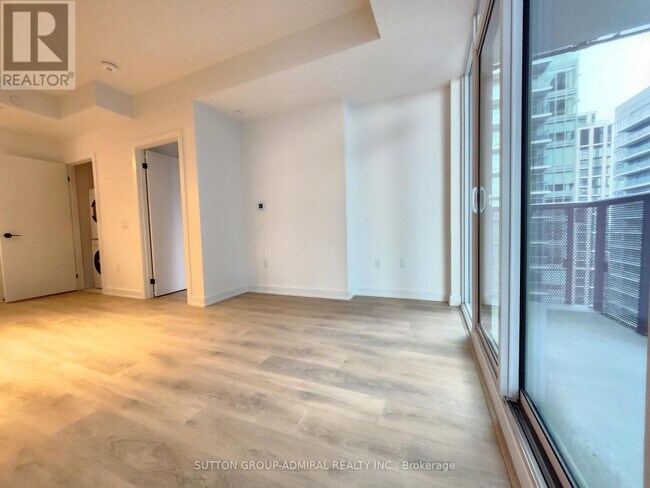 Photo du bâtiment - 127 Broadway Ave
