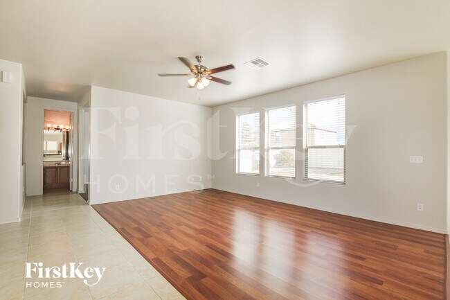 Foto del edificio - 15029 W Larkspur Dr