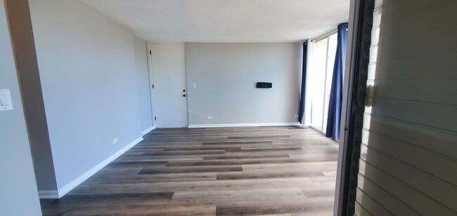 Building Photo - 2 bed, 1 bath, 1 parking updated unit in M...