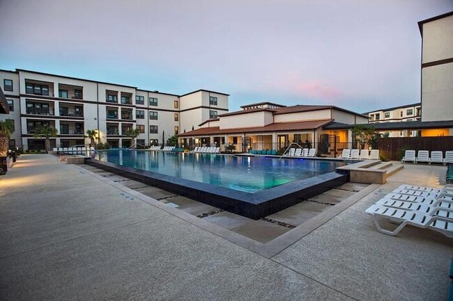 Foto del edificio - 6305 N President George Bush Hwy