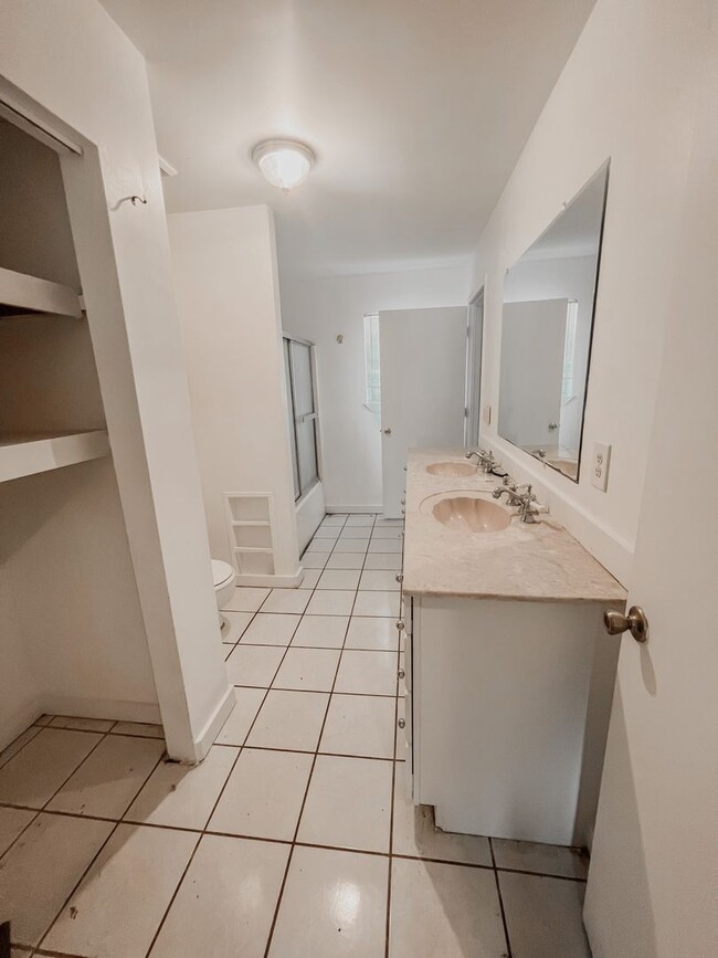 Building Photo - Newly Renovated Home in the Heart of Nicev...