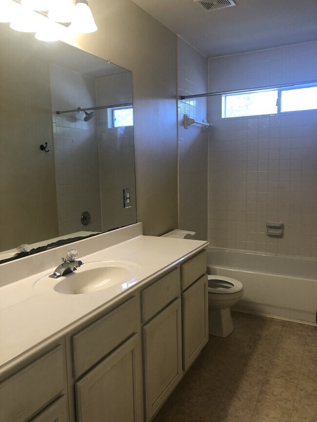 Foto del edificio - 2110 Highland Bay Ct