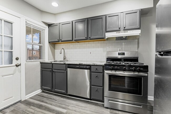 Building Photo - Finished Basement & Fenced Backyard!