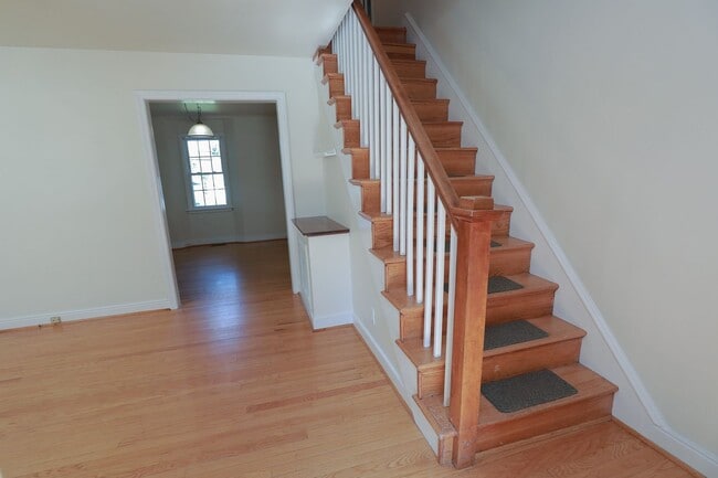 Building Photo - -- AVAILABLE NOW! 4 BED 2 BATH HOME IN POPULAR LAKESIDE --