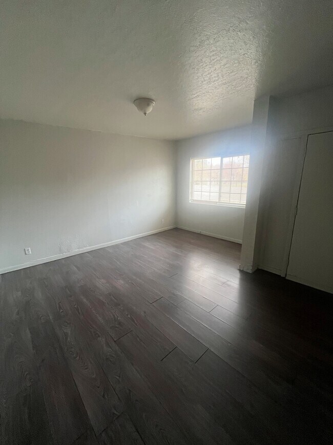 Building Photo - Apartment Near Downtown Salt Lake!