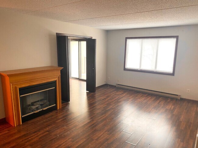 Building Photo - 2 bedroom Condo in Twin Towers!!