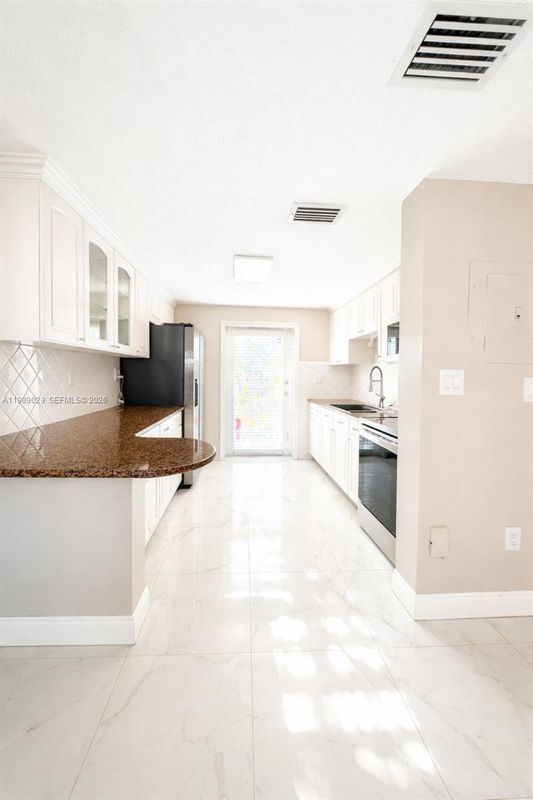 Foto del edificio - 6350 W 22nd Ct