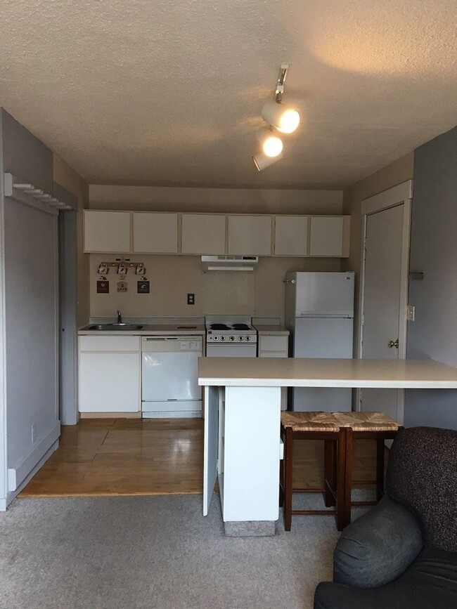 Building Photo - Hill Condo-Great Views