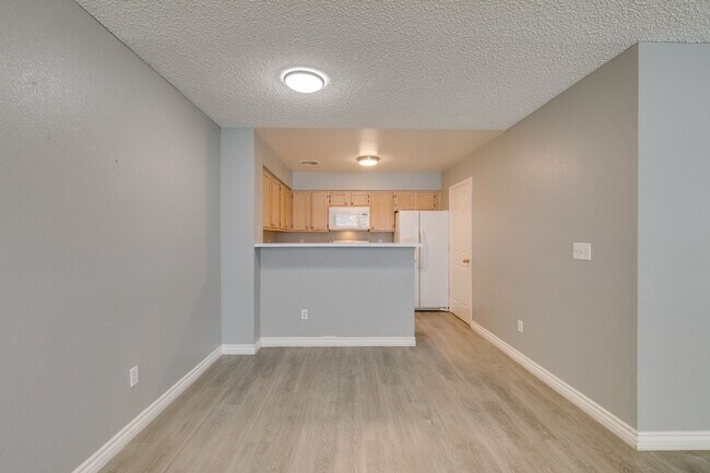 Building Photo - 2117 Willowbury Dr