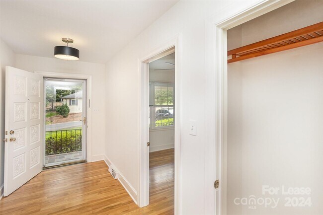 Building Photo - 926 Shady Bluff Dr