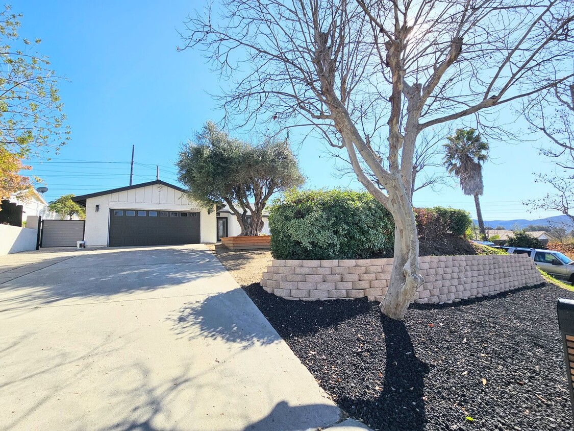 Foto principal - Gorgeous Remodeled Home in Secluded Neighb...