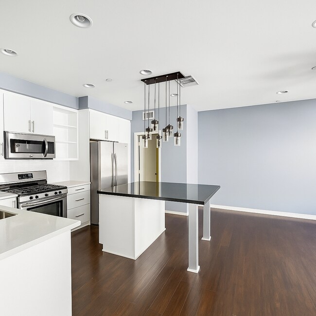 Foto del edificio - Charming 2-Bed / 2.5-Bath Townhouse in the...
