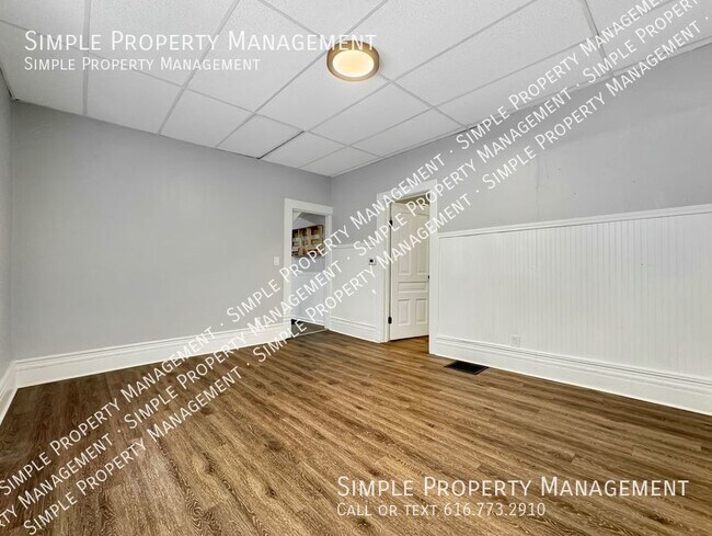 Building Photo - Spacious 3 bedroom 1 bathroom duplex!