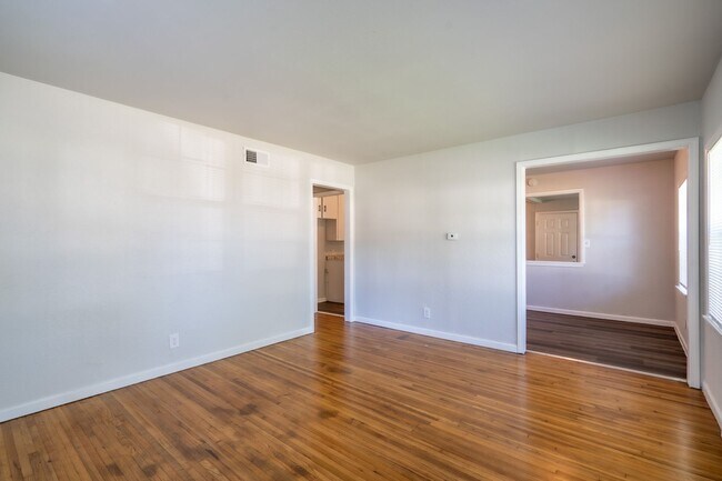 Building Photo - 3 Bed / 1 Bath in Tulsa!