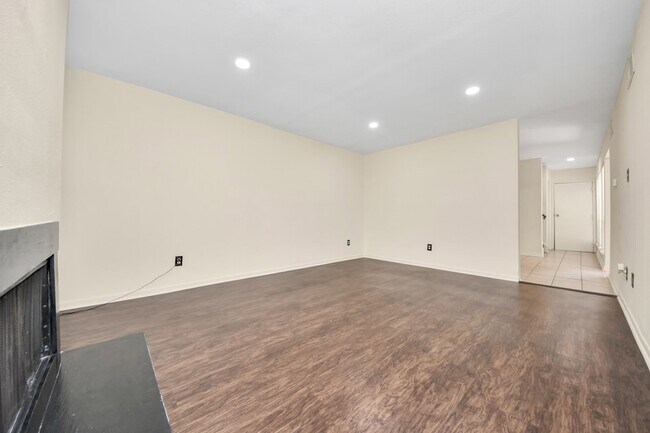 Building Photo - 9001 Imogene St